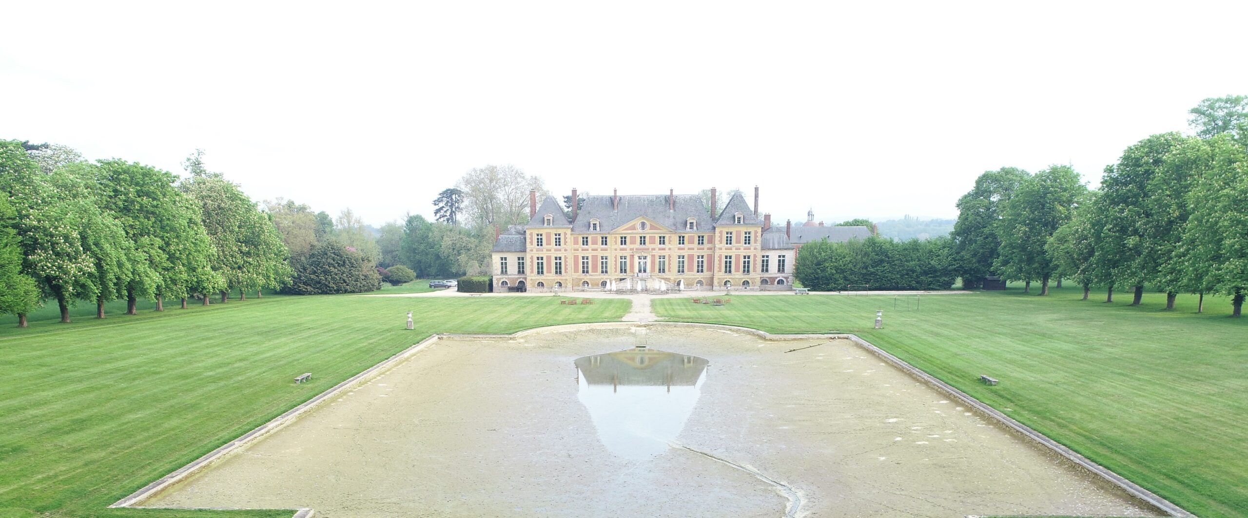 Avant le nettoyage du miroir d'un château